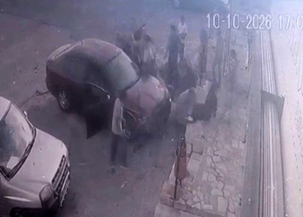 Kayseri’nin Kocasinan ilçesinde vitesi karıştıran sürücü geri gelmek yerine ileri