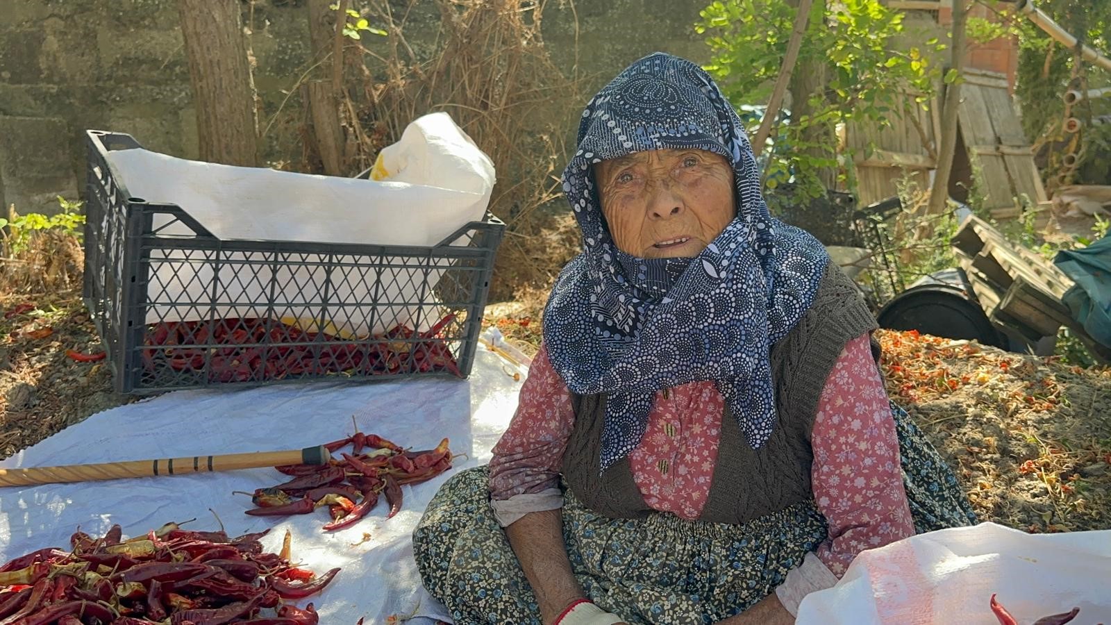 Bursa'nın Karacabey ilçesinde yaşayan 90 yaşındaki Şükriye İnan, yüksek işçilik