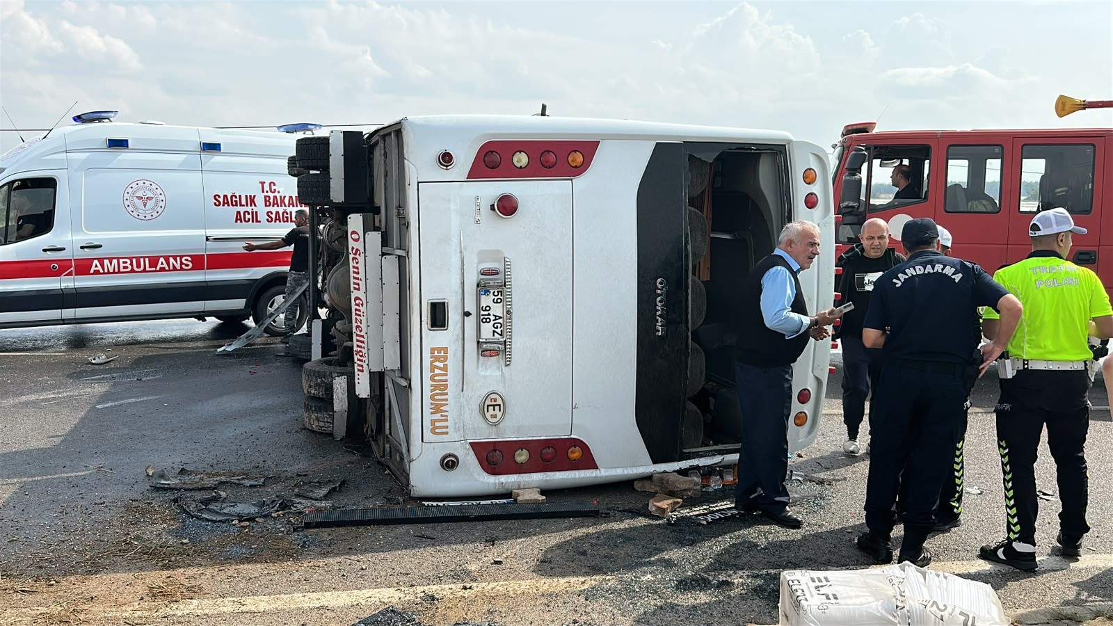 Yolcu midibüsü devrildi: 1'i ağır 17 yaralı 1 Yolcu midibüsü devrildi: 1'i ağır 17 yaralı