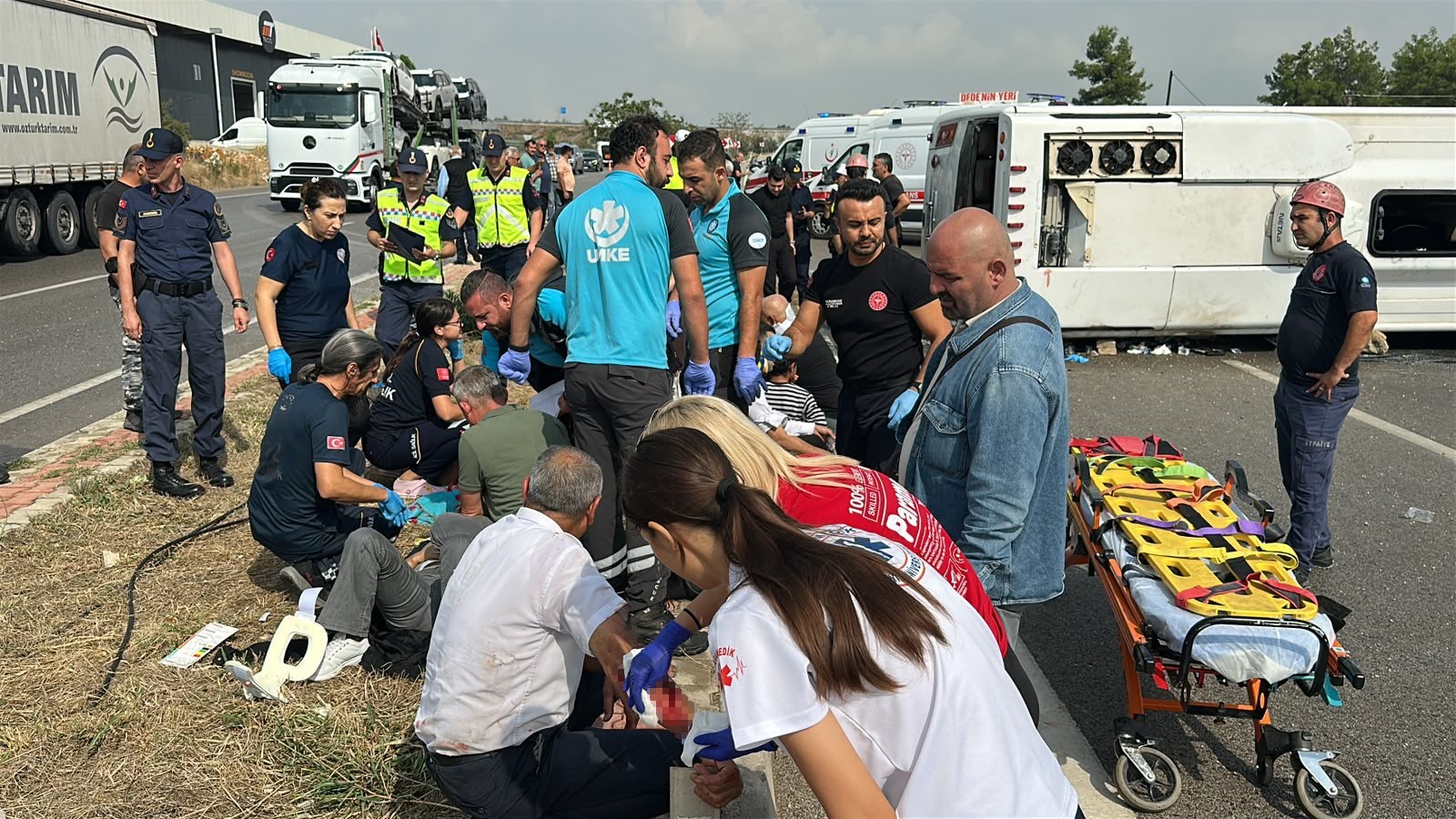 Antalya-Isparta karayolunda yolcu midibüs devrilmesi sonucu meydana gelen trafik kazasında