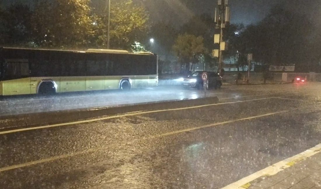 Beykoz'da sabaha karşı etkili olan şiddetli sağanak yağış, yolları adeta