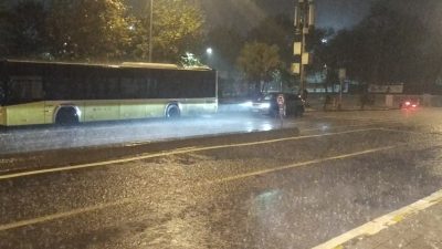 Beykoz'da sabaha karşı etkili olan şiddetli sağanak yağış, yolları adeta