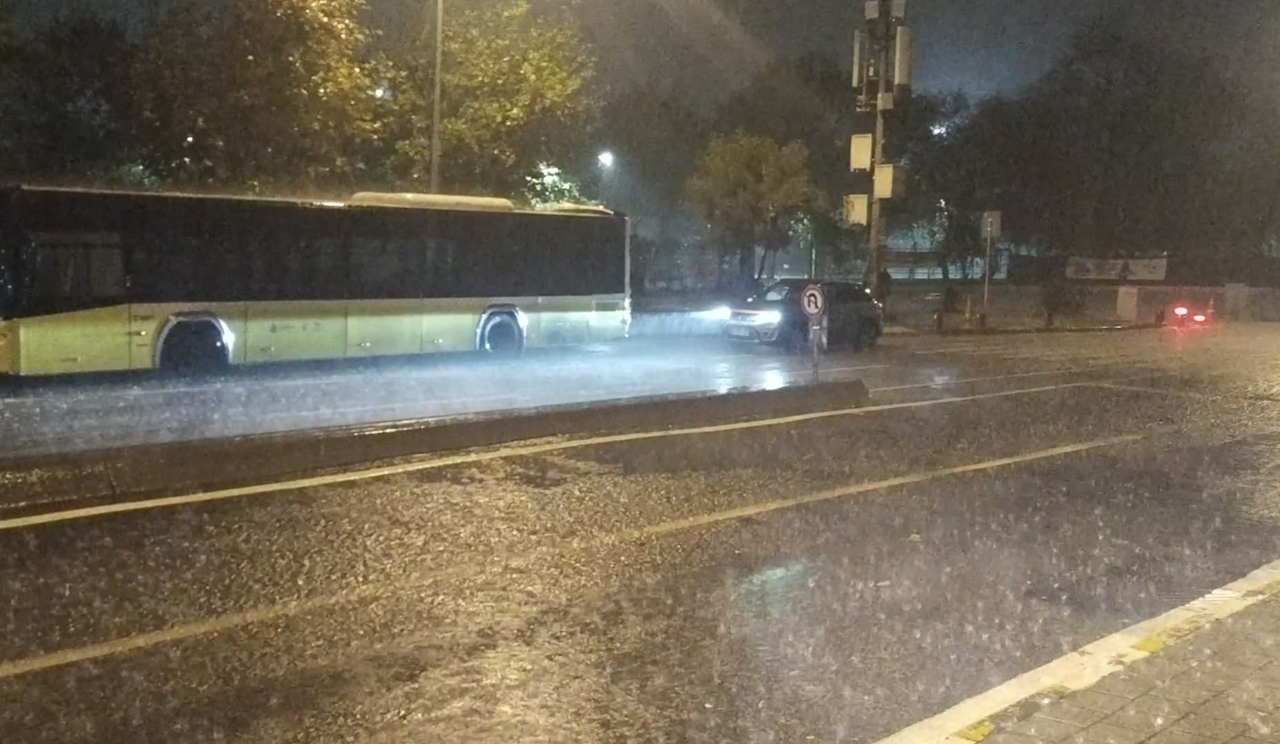 Beykoz'da sabaha karşı etkili olan şiddetli sağanak yağış, yolları adeta