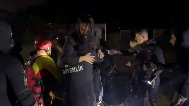 Selde mahsur kalan oyuncu Demet Özdemir kurtarıldı 1 Selde mahsur kalan oyuncu Demet Özdemir kurtarıldı