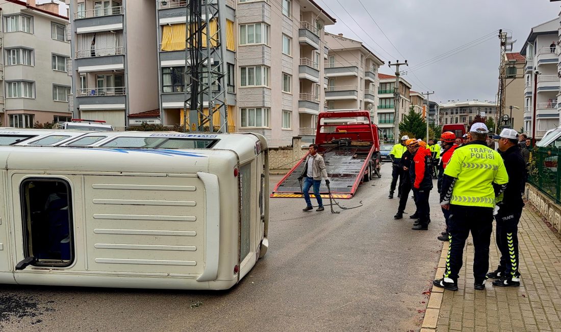 Afyonkarahisar'da öğrenci taşımacılığı yapan servis aracı ile şehir içi yolcu