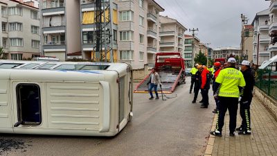 Afyonkarahisar'da öğrenci taşımacılığı yapan servis aracı ile şehir içi yolcu