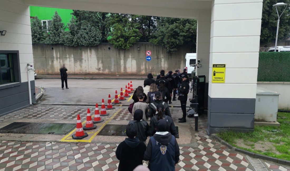 Yasa dışı bahis ve kumar sitelerine para transferlerine aracılık ettikleri