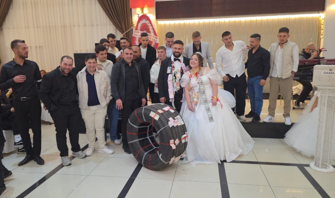 Balıkesir'in Bandırma ilçesinde düzenlenen düğünde, damadın tır şoförü olması nedeniyle