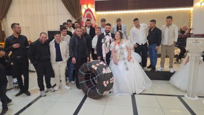Balıkesir'in Bandırma ilçesinde düzenlenen düğünde, damadın tır şoförü olması nedeniyle