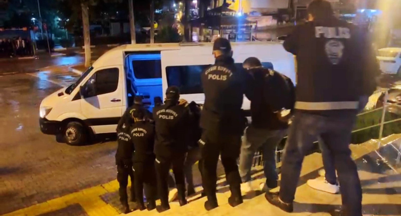 Mersin'in Gülnar ilçesinde gazino ve restoran olarak faaliyet gösteren 2