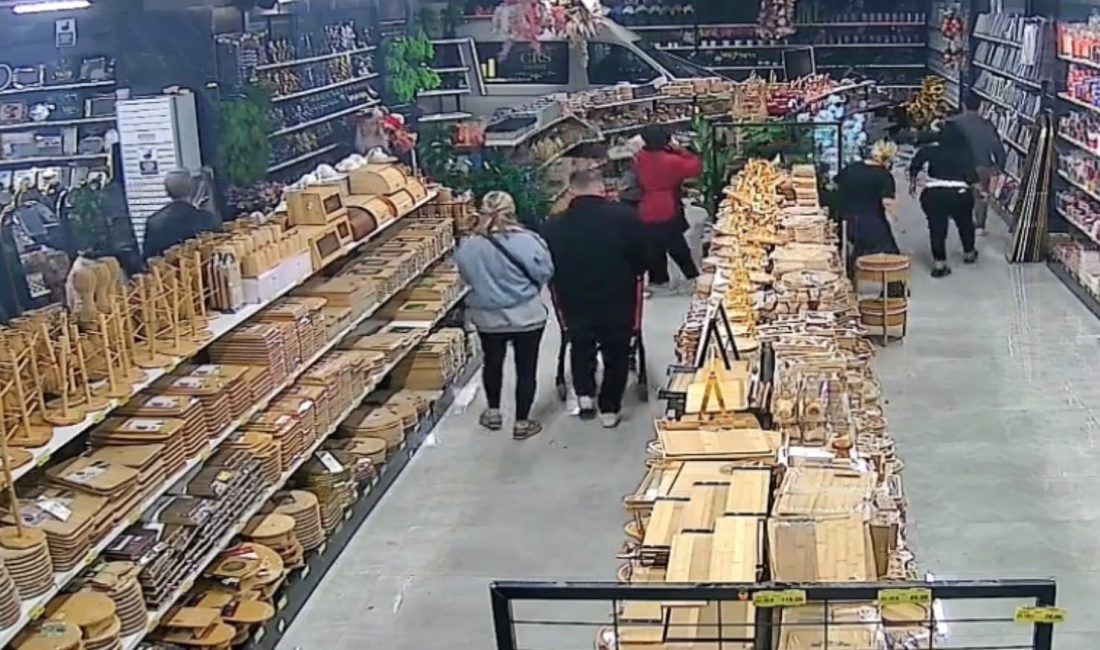 Bursa’nın Nilüfer ilçesinde kontrolden çıkan servis aracı, züccaciye mağazasına daldı.