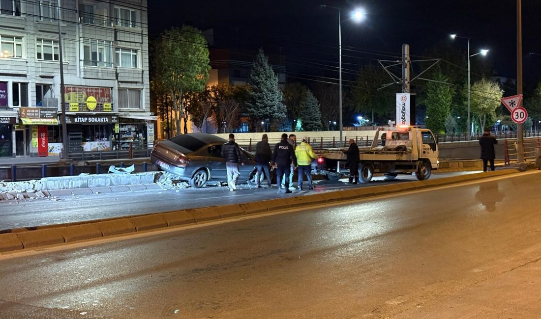 Kayseri'nin Melikgazi ilçesinde kontrolden çıkan otomobil refüje çıktı. Kaza sonrası