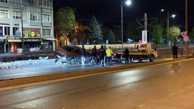 Kayseri'nin Melikgazi ilçesinde kontrolden çıkan otomobil refüje çıktı. Kaza sonrası