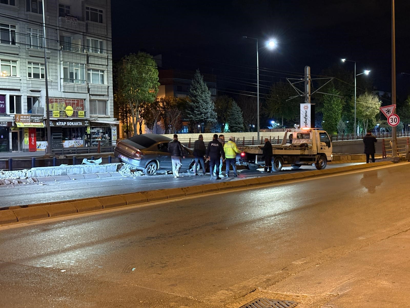 Kayseri'nin Melikgazi ilçesinde kontrolden çıkan otomobil refüje çıktı. Kaza sonrası