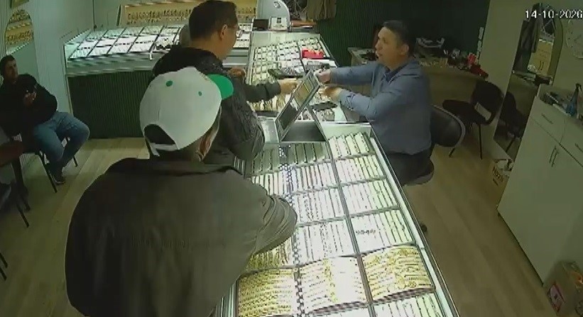 Yaşlı adamı dolandıracaklardı, sarraf oyunu bozdu 1 Yaşlı adamı dolandıracaklardı, sarraf oyunu bozdu