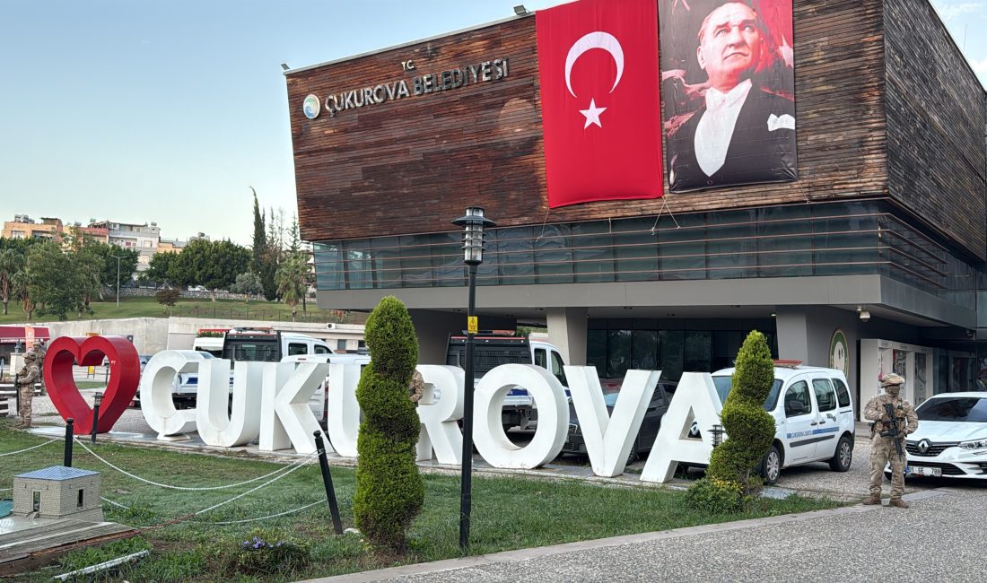 Adana’da jandarma ekipleri Çukurova Belediyesi’ne yönelik operasyon düzenliyor.