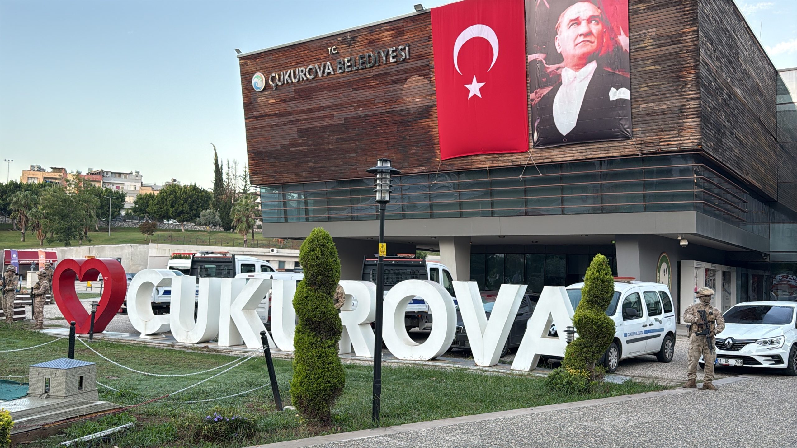 Adana’da jandarma ekipleri Çukurova Belediyesi’ne yönelik operasyon düzenliyor.