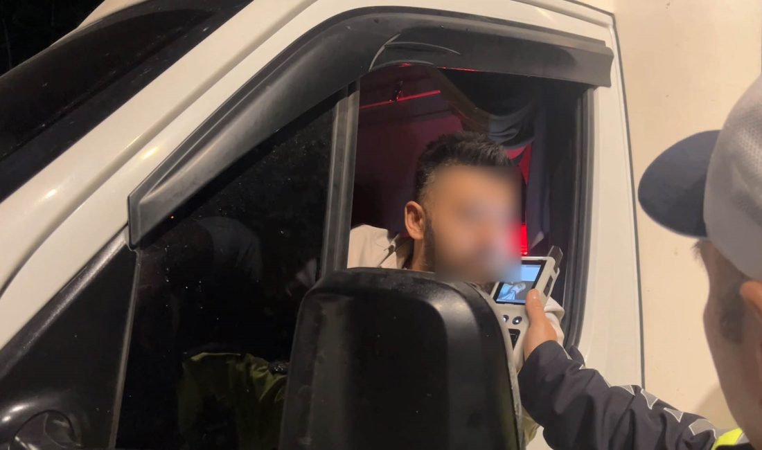 Bursa'da alkol denetimine takılan kamyonet sürücüsü, "Uyumaya geldim" diyerek kendini