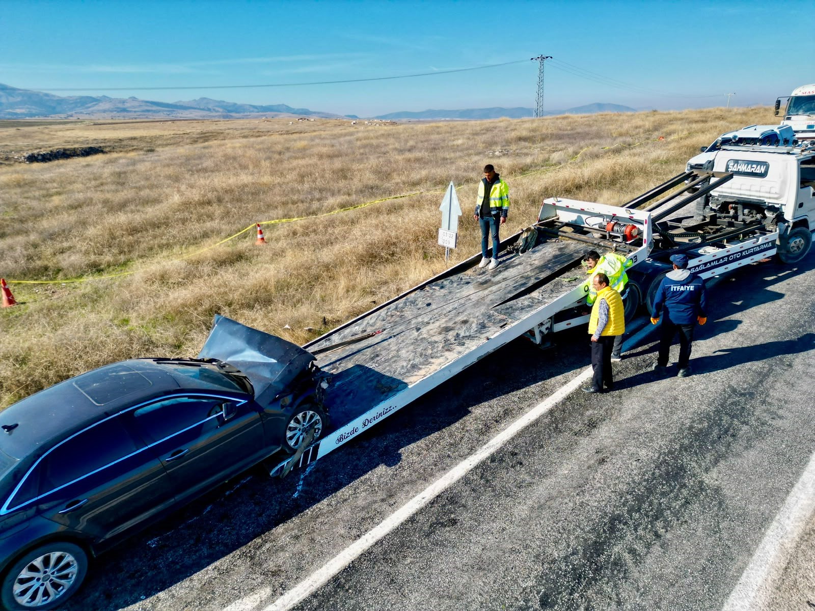 Otomobiller parçalanarak hurdaya döndü