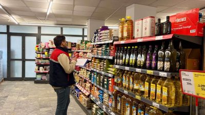 Afyonkarahisar’da tarımsal ürünlerin piyasa fiyatlarının izlenmesi amacıyla marketlerde fiyat takip