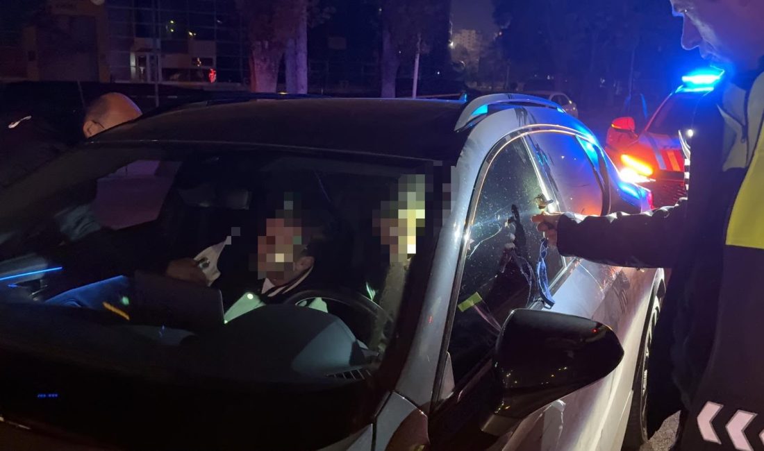 Kayseri'nin Kocasinan ilçesinde, kırmızı ışıkta bekleyen aracın sürücüsü ve yanındaki