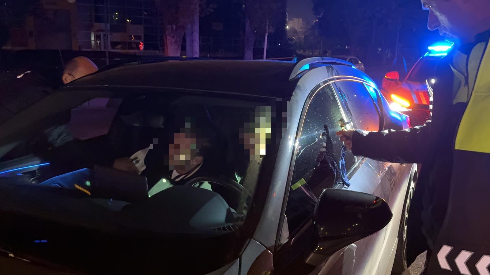 Kayseri'nin Kocasinan ilçesinde, kırmızı ışıkta bekleyen aracın sürücüsü ve yanındaki