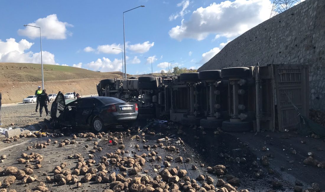Ağrı'nın Hamur ilçesinde, pancar yüklü tır ile otomobilin çarpışması sonucu