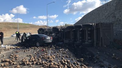 Ağrı'nın Hamur ilçesinde, pancar yüklü tır ile otomobilin çarpışması sonucu