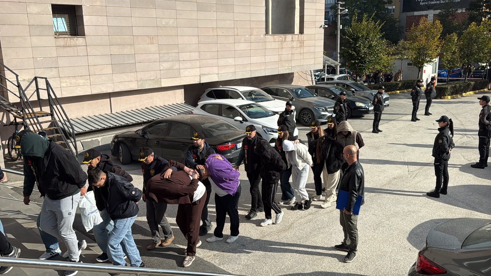 Fuhuş operasyonunda 18 şüpheli tutuklandı 1 Fuhuş operasyonunda 18 şüpheli tutuklandı