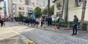 Denizli'de Merkezefendi Belediyesi'ne sabah saatlerinde düzenlenen operasyonla 27 kişi gözaltına