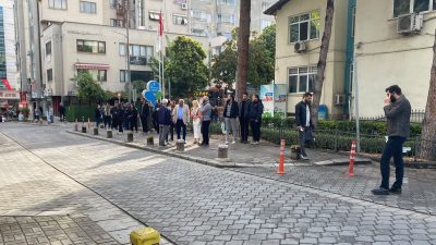Denizli'de Merkezefendi Belediyesi'ne sabah saatlerinde düzenlenen operasyonla 27 kişi gözaltına