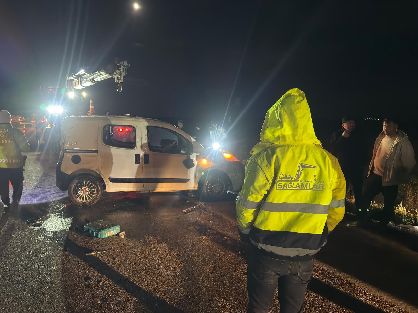 Afyonkarahisar’da tır, otomobil ve hafif ticari aracın karıştığı zincirleme trafik