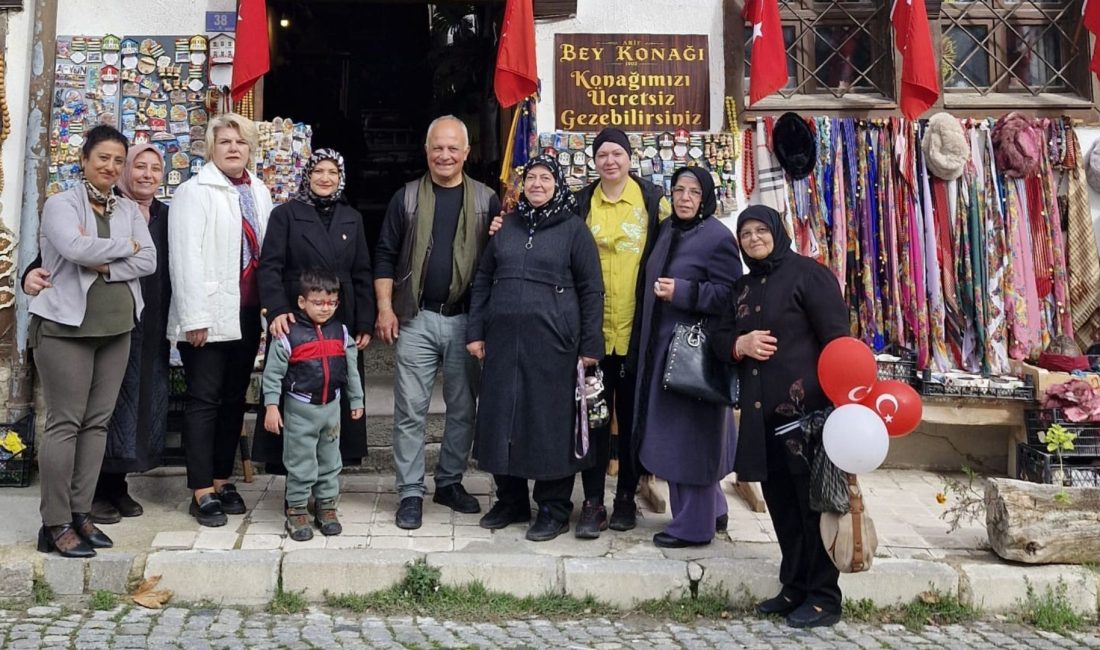 Afyon Kadın Kültür ve Dayanışma Derneği ile Ulu Cami karşısında