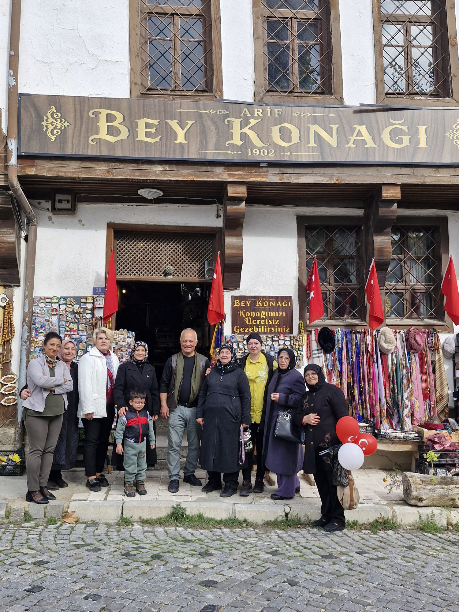 Afyon’da çocuklara bayraklı Cumhuriyet sürprizi