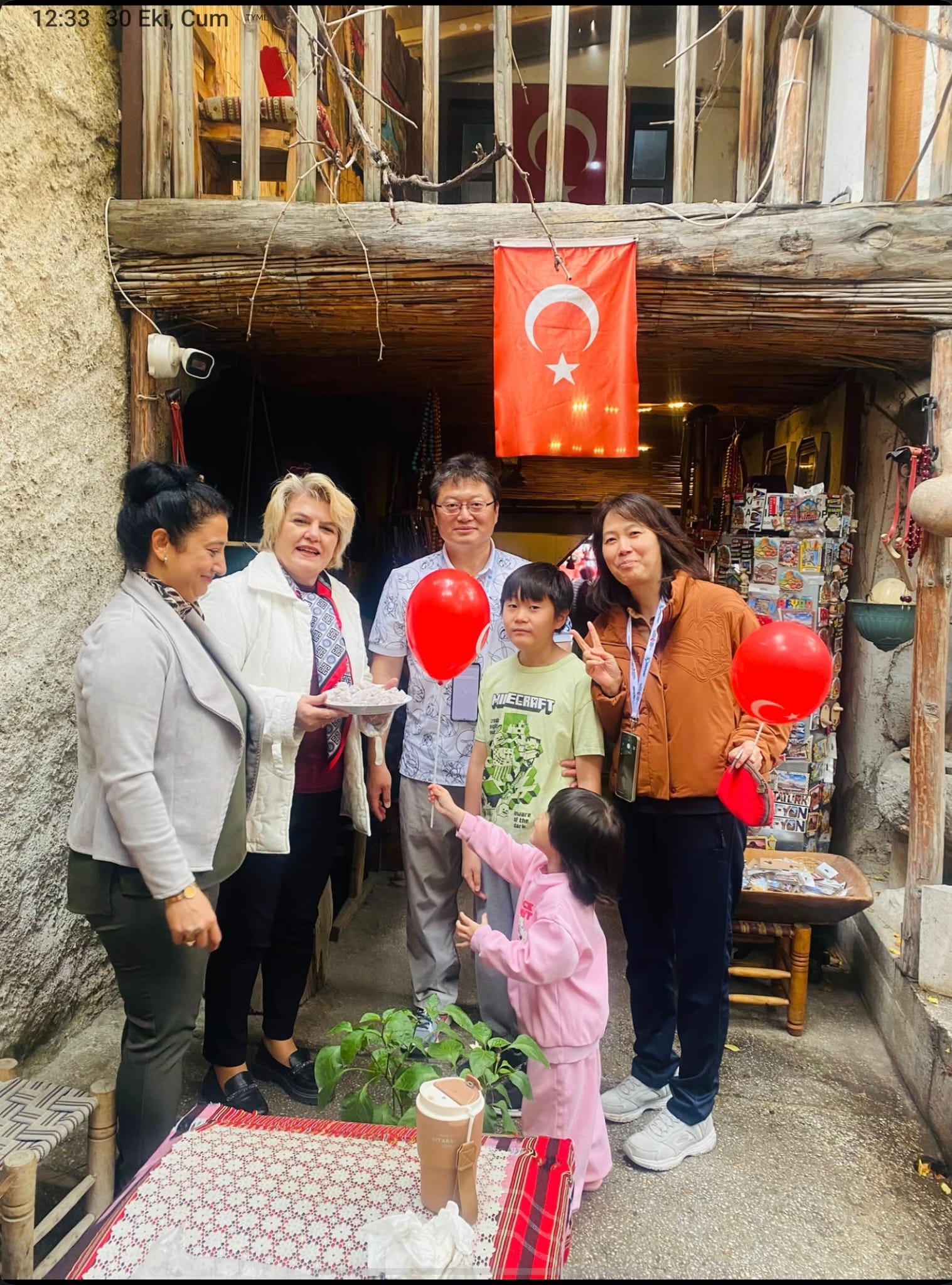 Afyon’da çocuklara bayraklı Cumhuriyet sürprizi