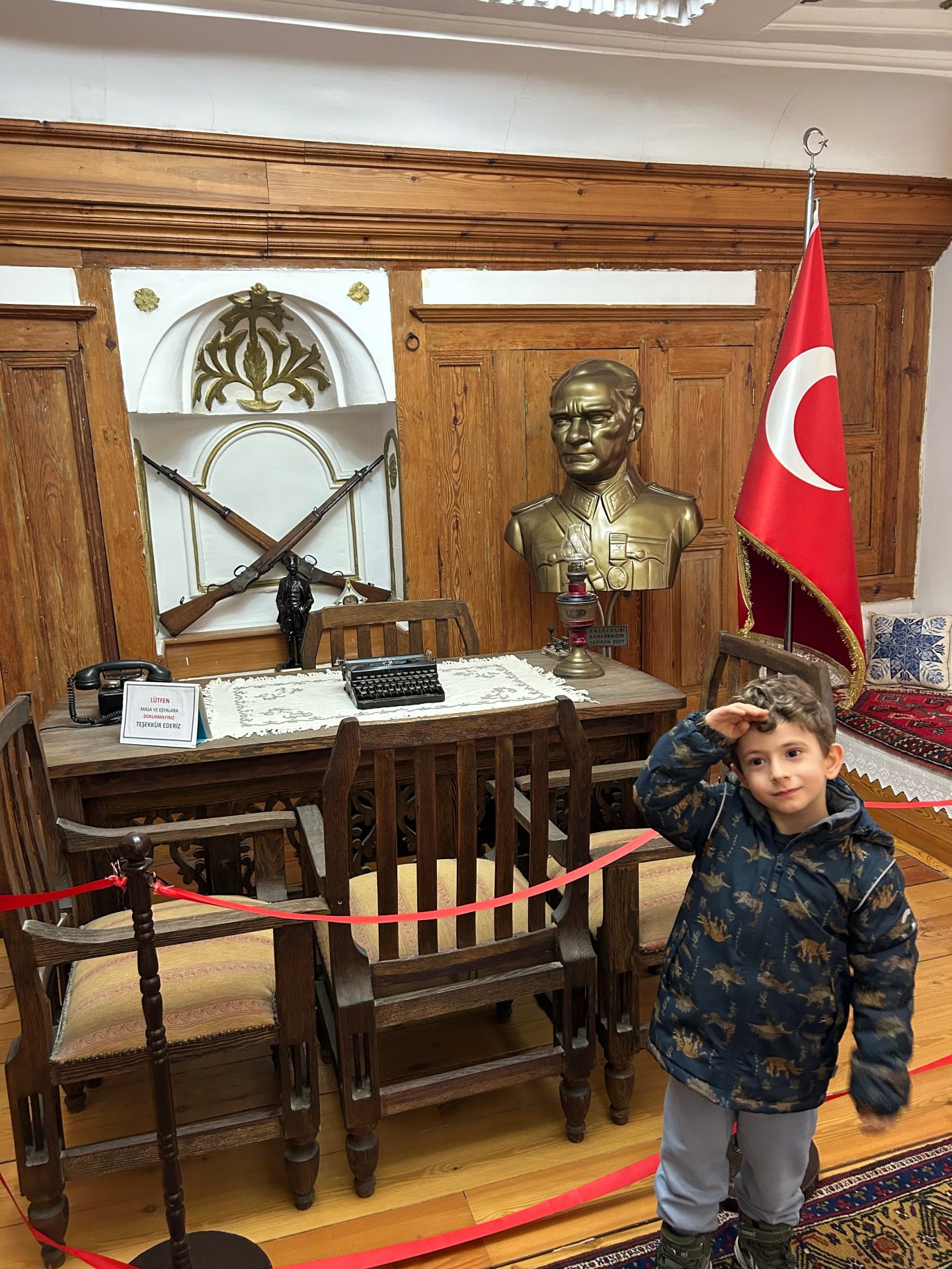 Afyon’da çocuklara bayraklı Cumhuriyet sürprizi