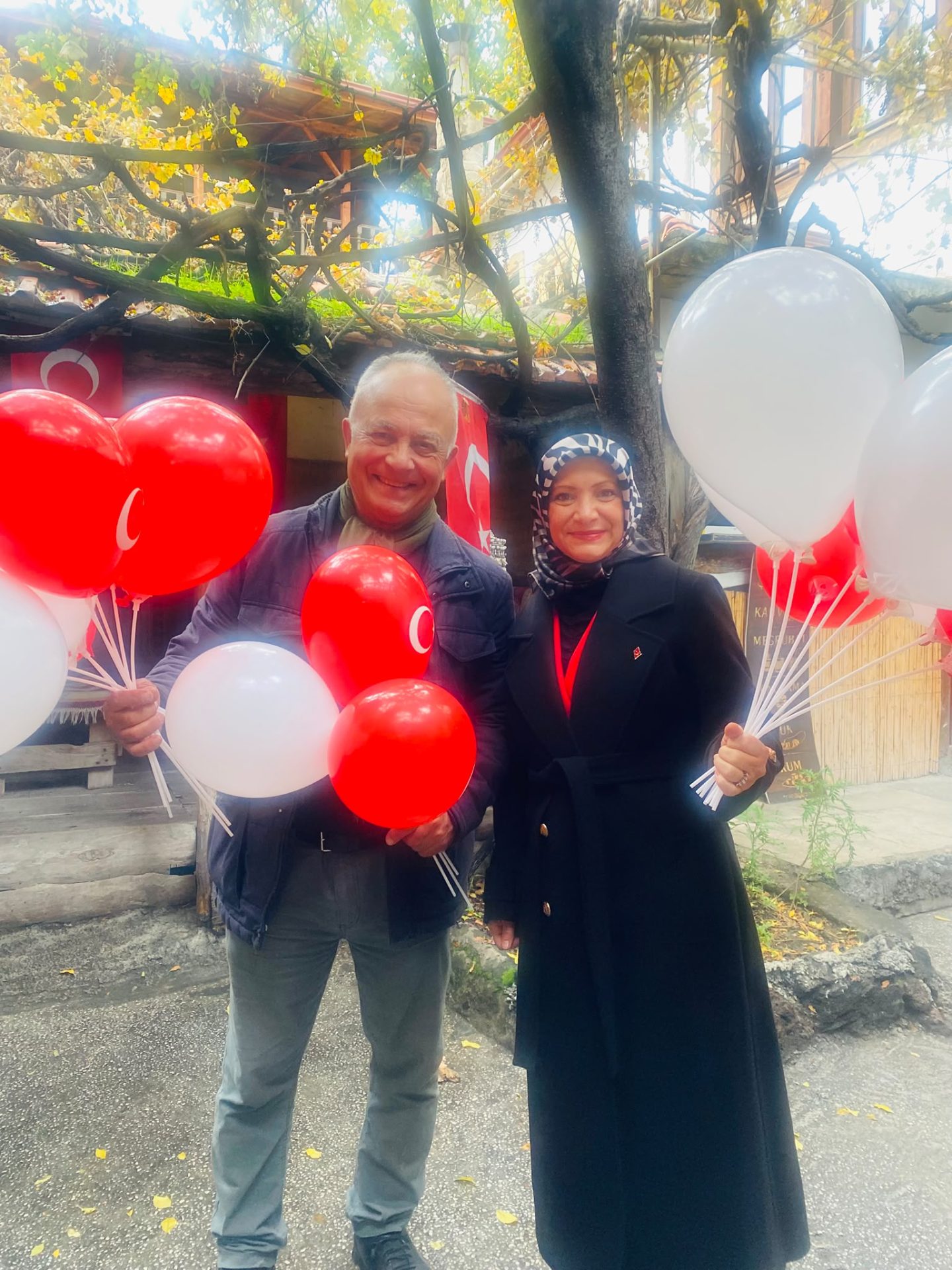 Afyon’da çocuklara bayraklı Cumhuriyet sürprizi