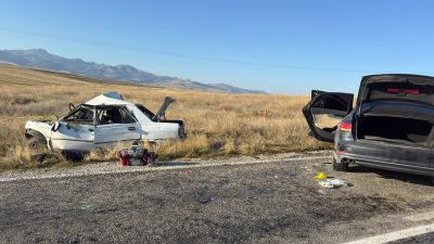 Afyonkarahisar'ın Emirdağ ilçesinde iki otomobilin kafa kafaya çarpıştığı kazada 4