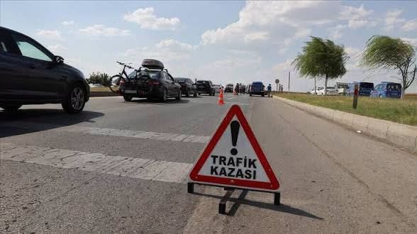Afyonkarahisar’ın Erkmen Cumhuriyet Mahallesi’nde öğrenci servisi ile şehir içi dolmuşun