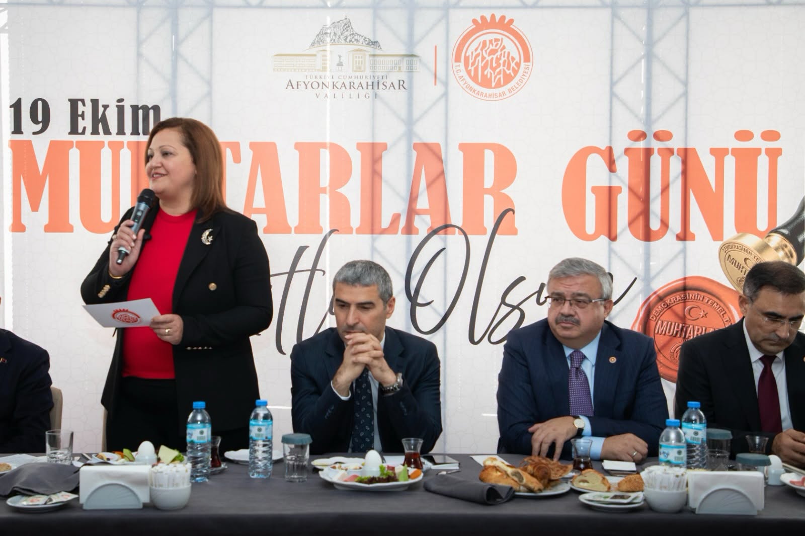Afyon’da muhtarlar aynı çatı altında buluştu 4 Afyon’da muhtarlar aynı çatı altında buluştu