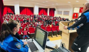 Afyonkarahisar İl Emniyet Müdürlüğü ekipleri, öğrencilerin güvenlik konusunda bilinçlenmesi ve