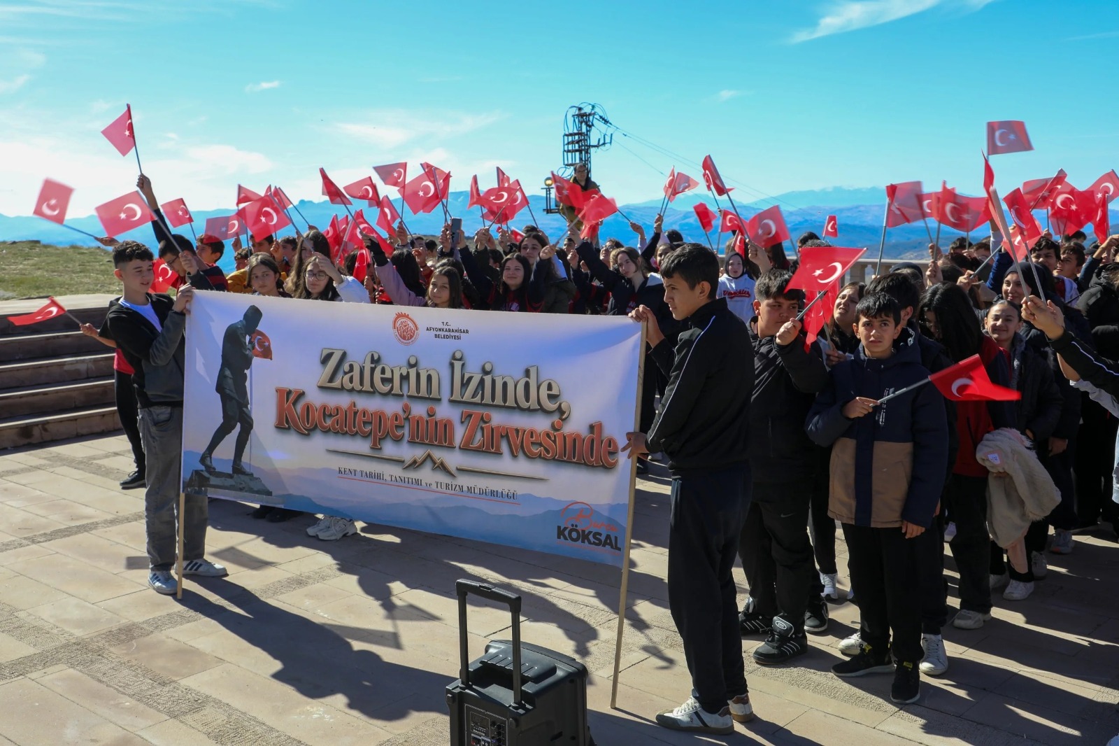 Afyonkarahisar Belediyesi’nden öğrencilere Kocatepe’de zafer yolculuğu 4 Afyonkarahisar Belediyesi’nden öğrencilere Kocatepe’de zafer yolculuğu