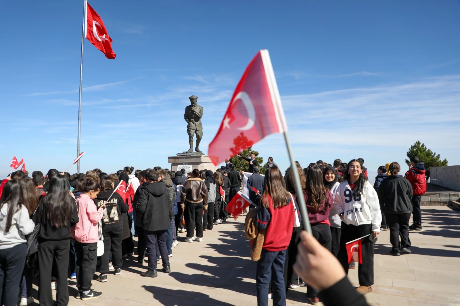 Afyonkarahisar Belediyesi’nden öğrencilere Kocatepe’de zafer yolculuğu 3 Afyonkarahisar Belediyesi’nden öğrencilere Kocatepe’de zafer yolculuğu