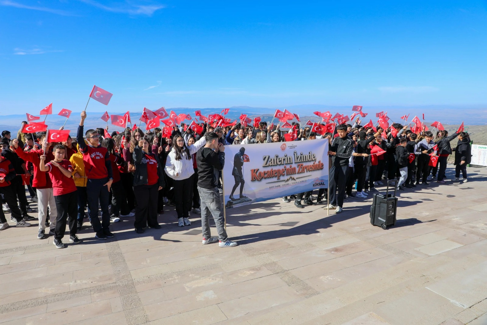Afyonkarahisar Belediyesi’nden öğrencilere Kocatepe’de zafer yolculuğu 2 Afyonkarahisar Belediyesi’nden öğrencilere Kocatepe’de zafer yolculuğu