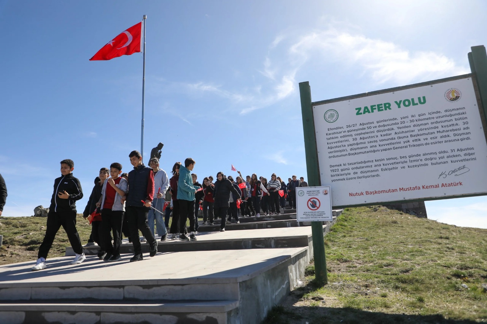 Afyonkarahisar Belediyesi’nden öğrencilere Kocatepe’de zafer yolculuğu 1 Afyonkarahisar Belediyesi’nden öğrencilere Kocatepe’de zafer yolculuğu
