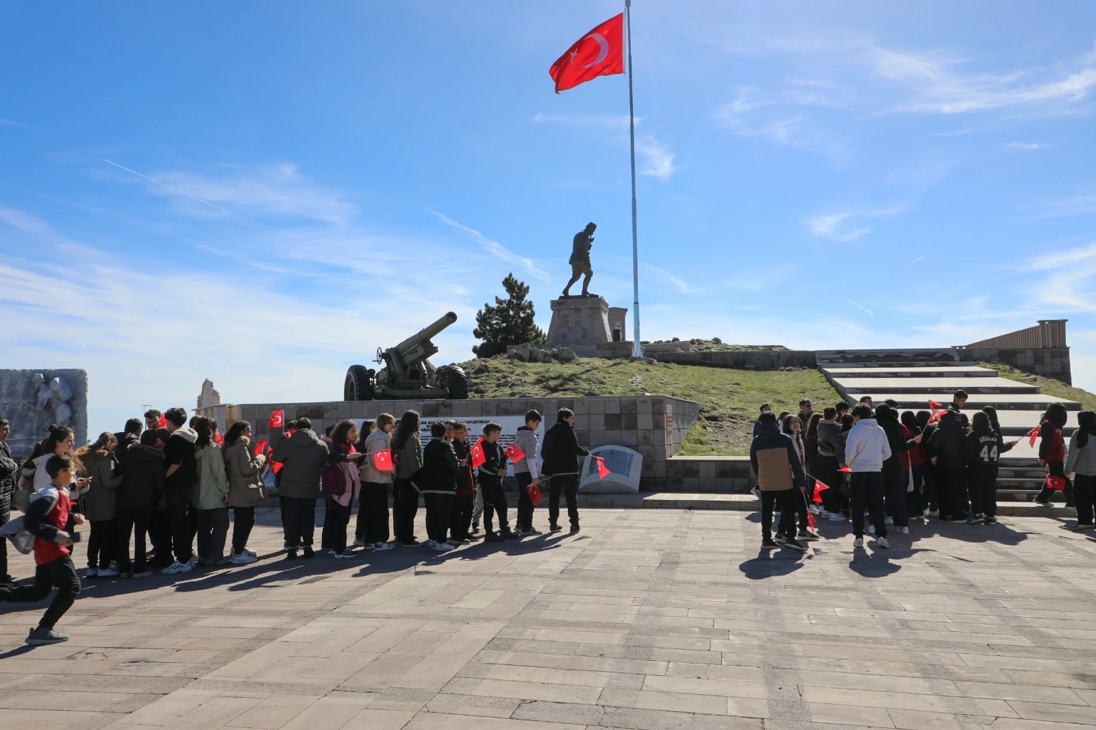 Afyonkarahisar Belediyesi’nden öğrencilere Kocatepe’de zafer yolculuğu
