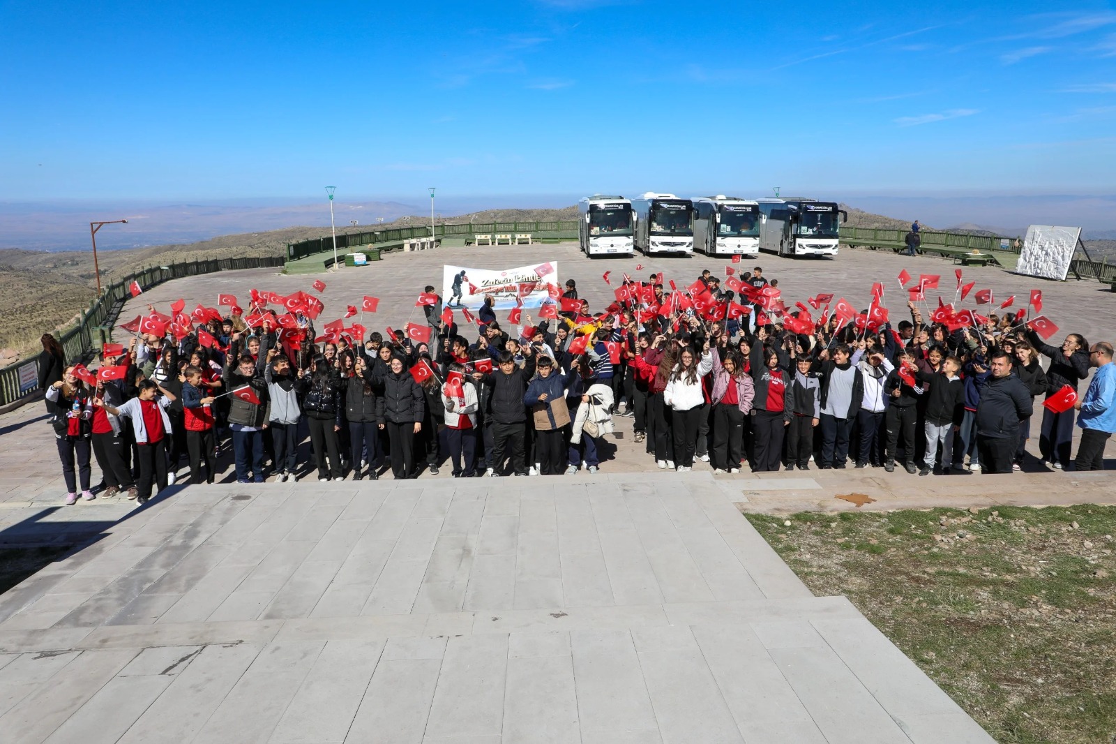 Afyonkarahisar Belediyesi’nden öğrencilere Kocatepe’de zafer yolculuğu