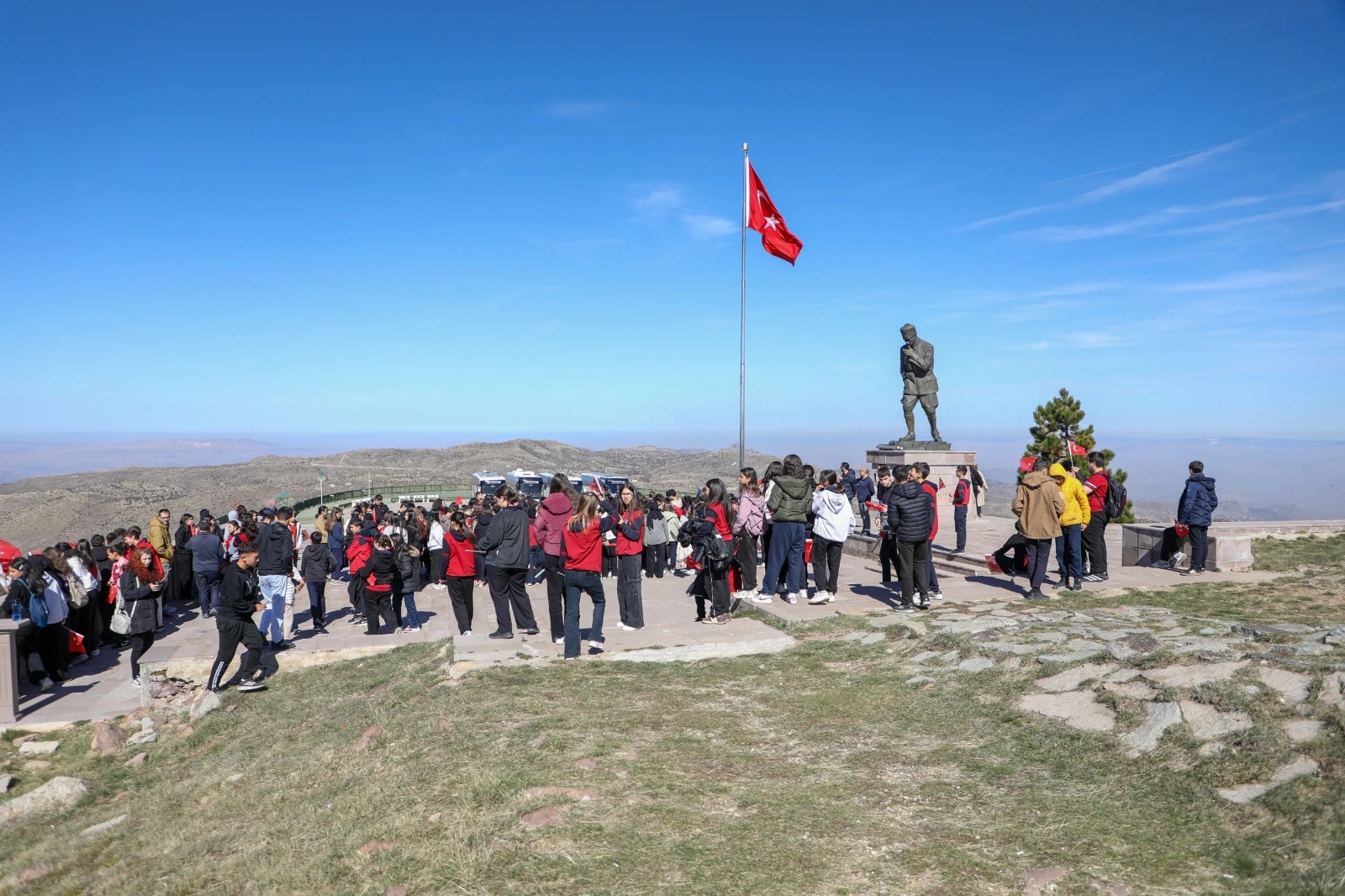 Afyonkarahisar Belediyesi’nden öğrencilere Kocatepe’de zafer yolculuğu 5 Afyonkarahisar Belediyesi’nden öğrencilere Kocatepe’de zafer yolculuğu