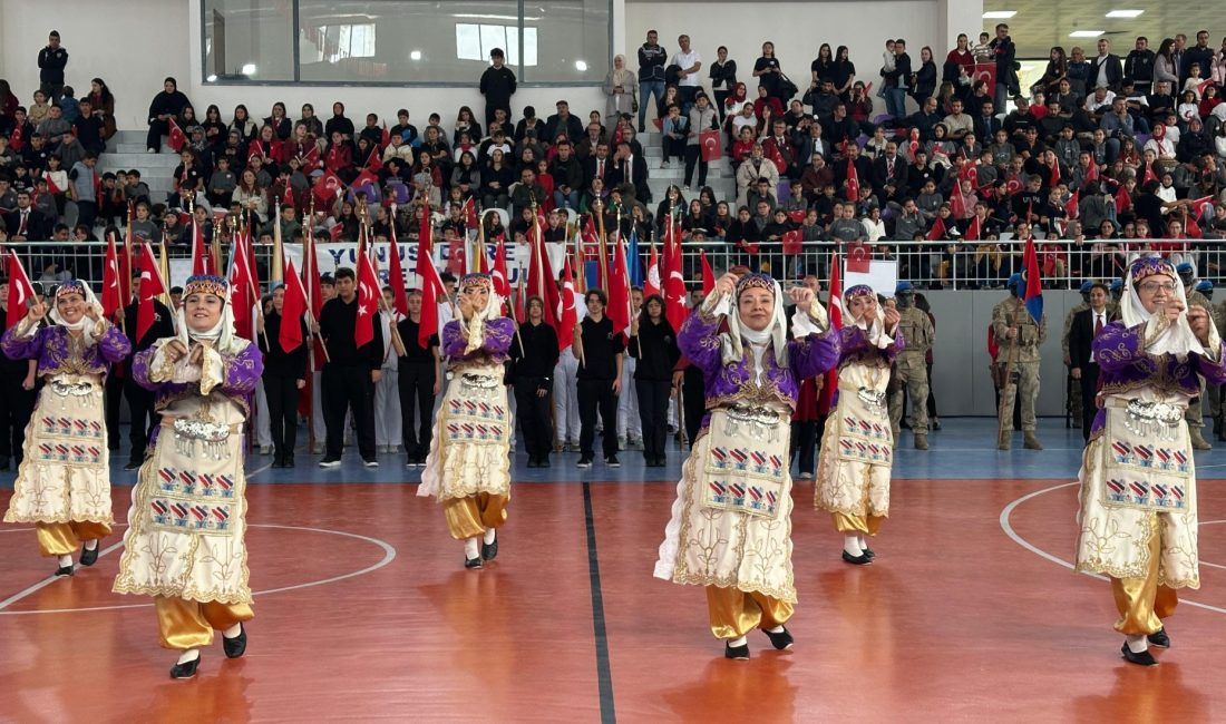 Afyonkarahisar’da 29 Ekim Cumhuriyet Bayramı dolayısıyla düzenlenen kutlama programı, şiir