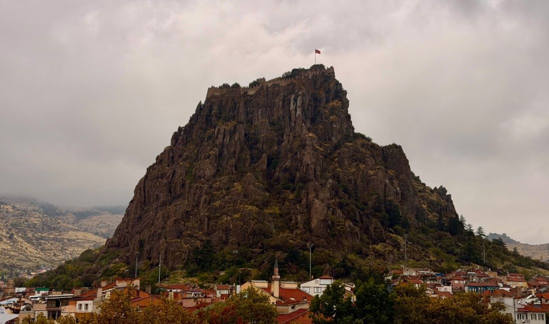 Meteorolojinin uyarılarının ardından Afyonkarahisar’da beklenen yağış sabahın erken saatlerinde başladı.
